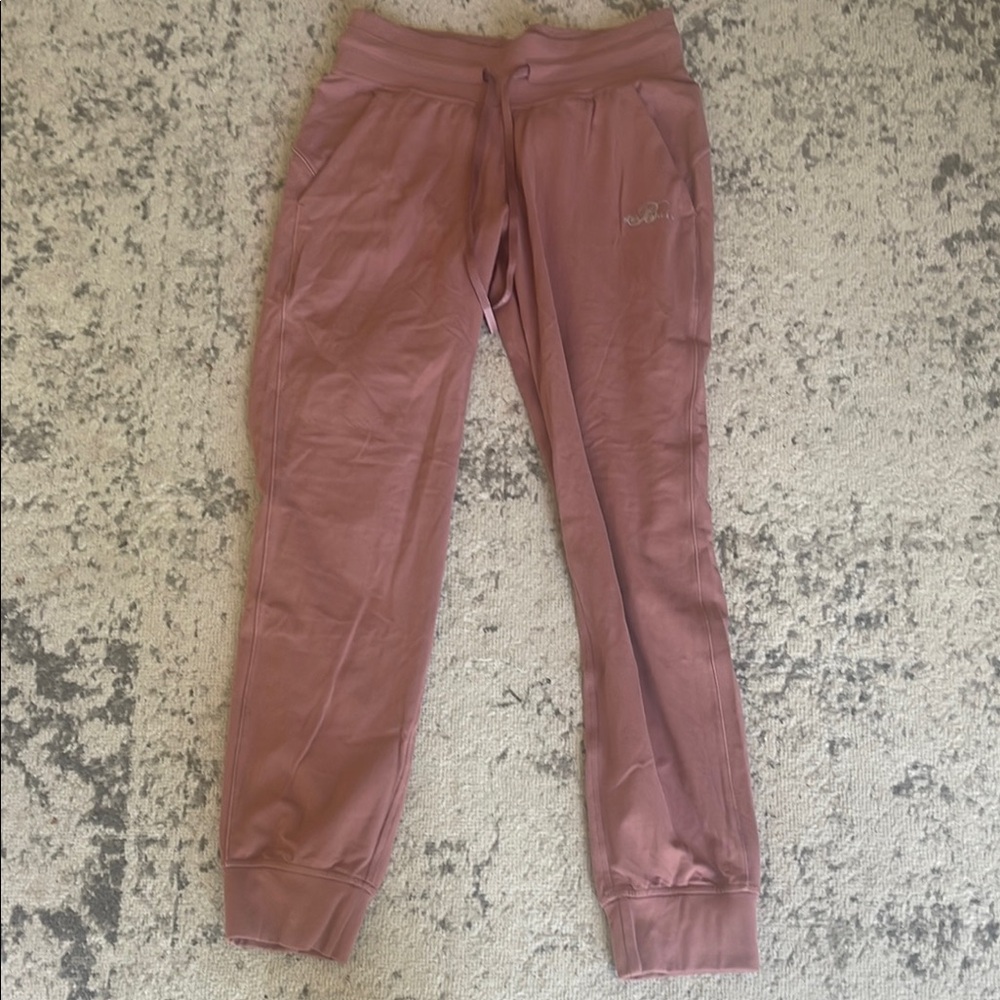 Lululemon joggers size 4 with bellagio stamp